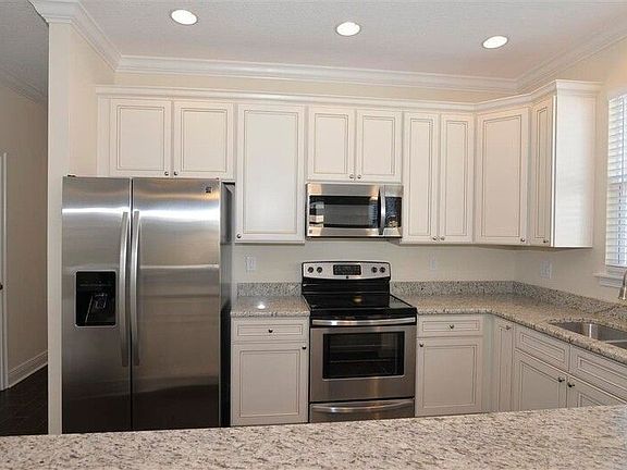 4th image of 2465 E Pine St