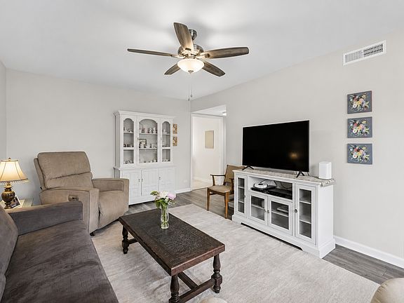 4th image of 352 Deer Lake Dr