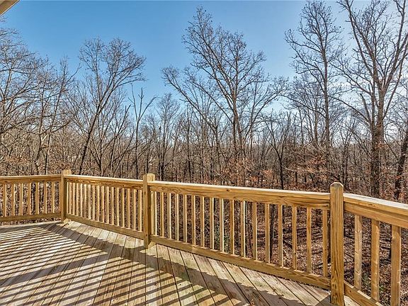 5th image of 33 Merritt Cir