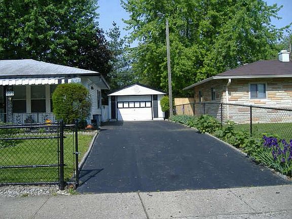 2nd image of 3120 N Eagledale Dr
