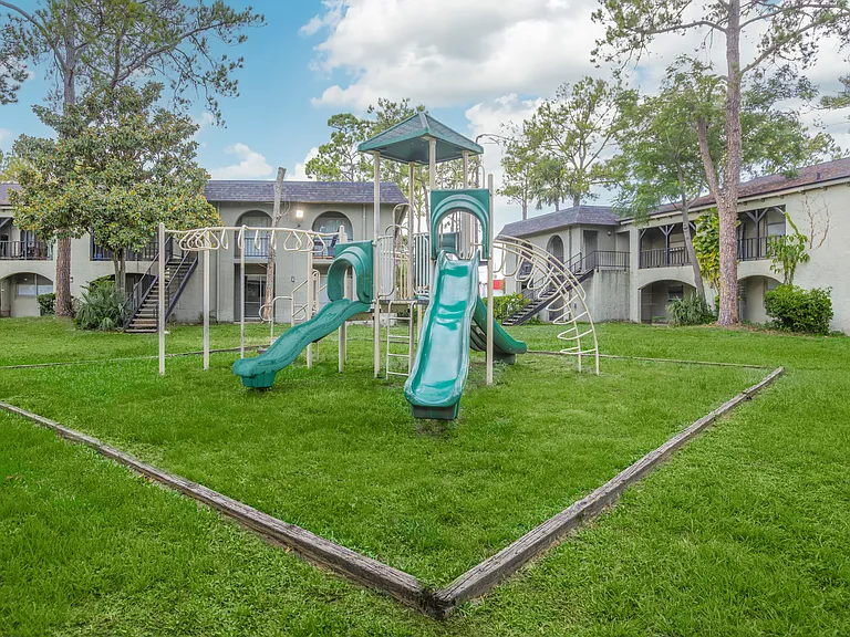 Oasis Club Apartments — Photo 15