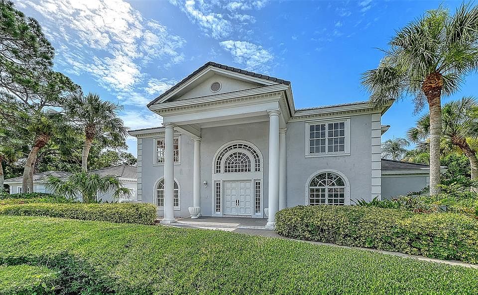1st image of 916 MACEWEN DRIVE