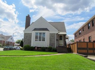 9-14 College Pl, College Point, NY 11356