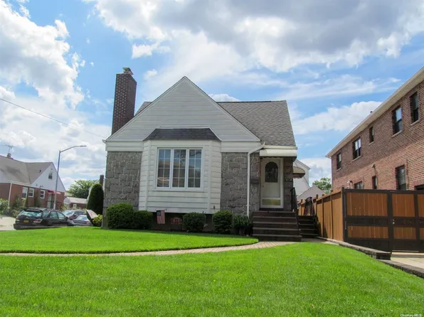 914 College Place, College Point, NY 11356