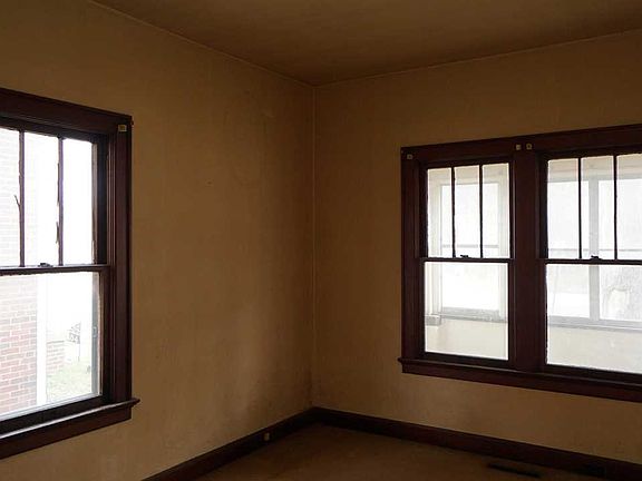 4th image of 602 N Fares Ave