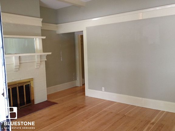 4th image of 1540 SE Ladd Ave APT B