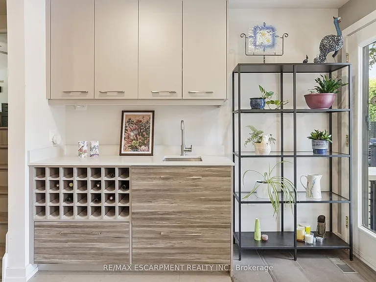 570 Rosedale Cres — Photo 15