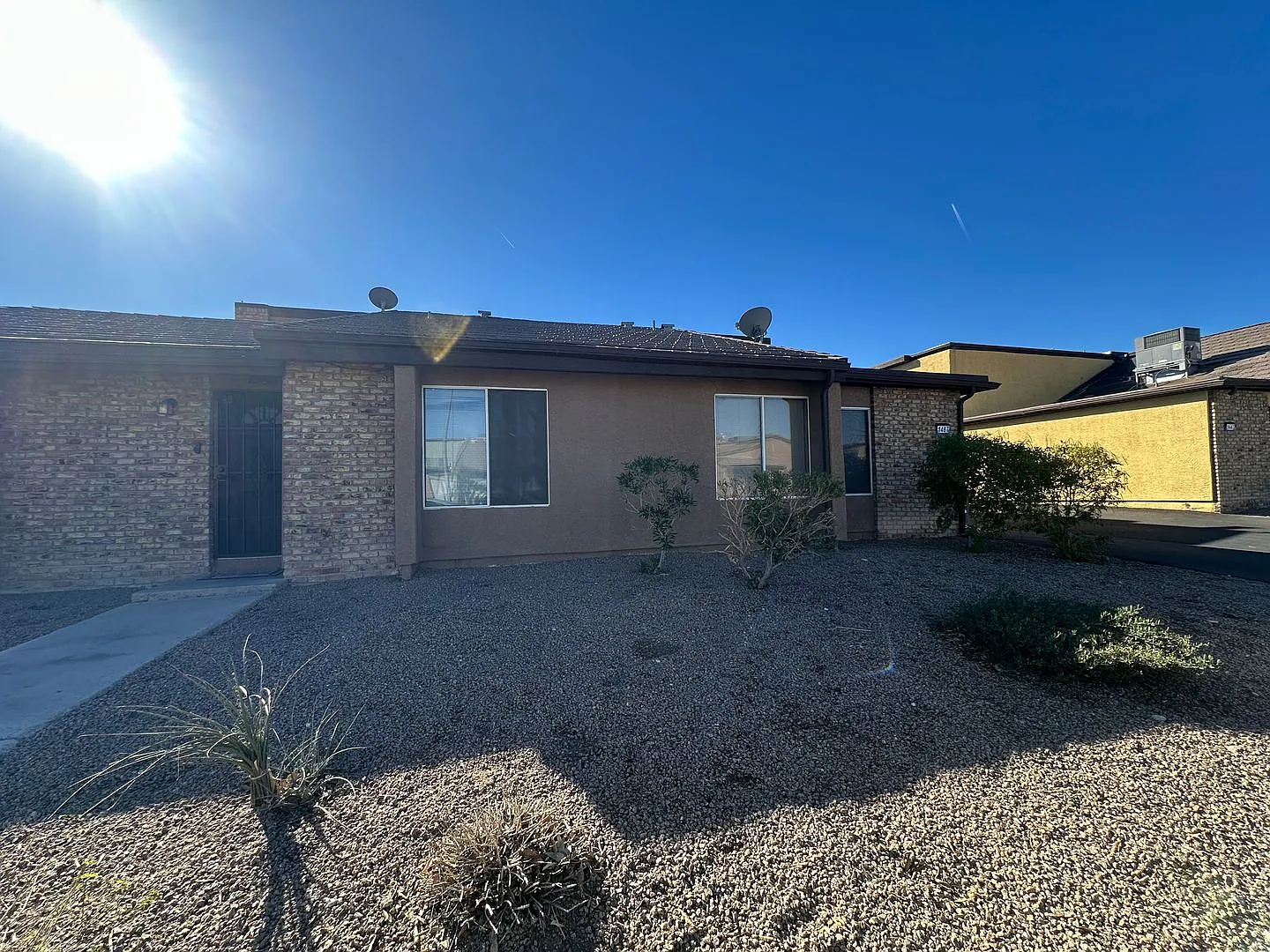2 Bedroom Upstairs Condo with Bonus Room Near UNLV! — Photo 1