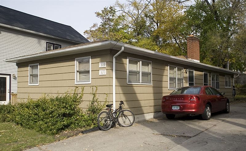 Duplex of 319 (near) and 321 (far) John St. More photos --