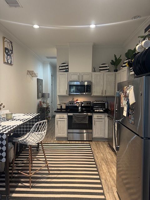 Awesome combo dining and kitchen