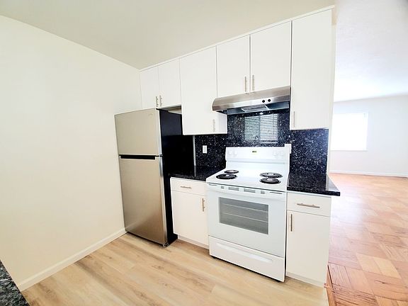 2nd image of 1915 Murchison Dr Unit 4