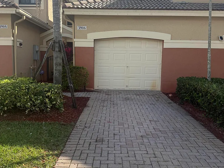 3906 Cherry Ln #3906 — Photo 2
