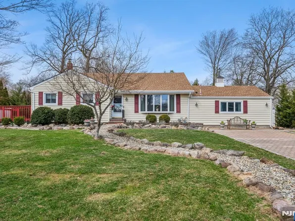 576 Thurnau Dr, River Vale, NJ 07675