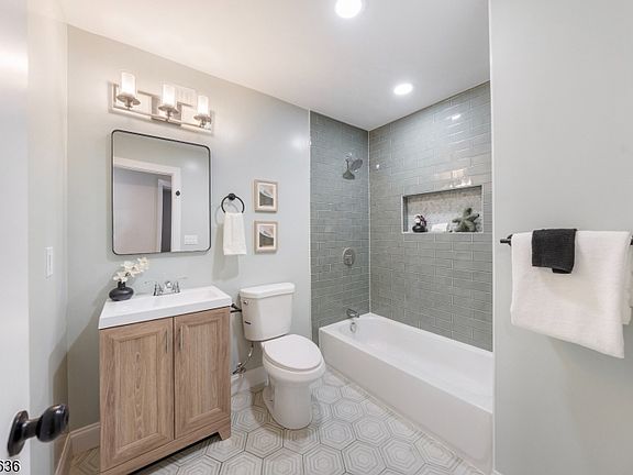 5th image of 28 Taranto Ct