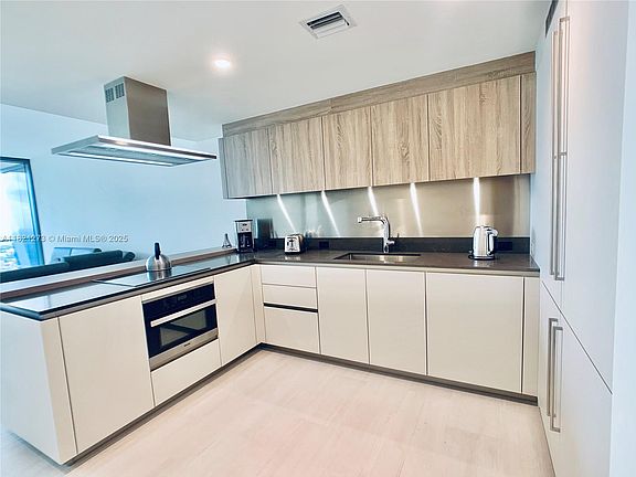 4th image of 1000 Brickell Plz #4604