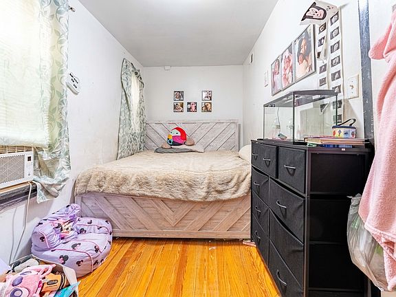 5th image of 2927 N Avers Ave