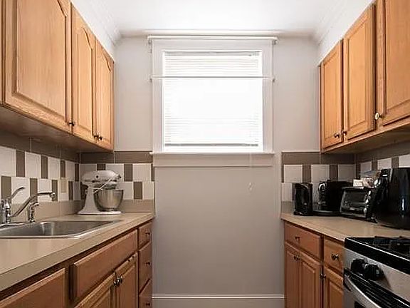 3rd image of 175 Grinnell St #1