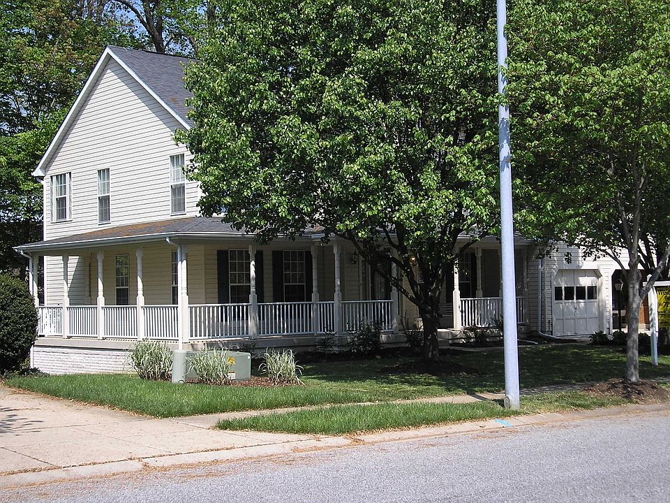 Front w/Wrap-Around Porch