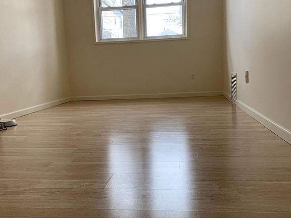 5th image of 100 Hamlin Pl #1A