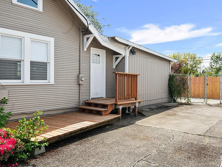 4755 SW Pacific Ave — Photo 12
