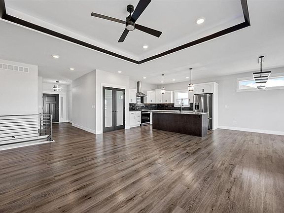 5th image of 910 Yorkshire St