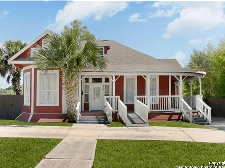 319 E Courtland Pl — Photo 2
