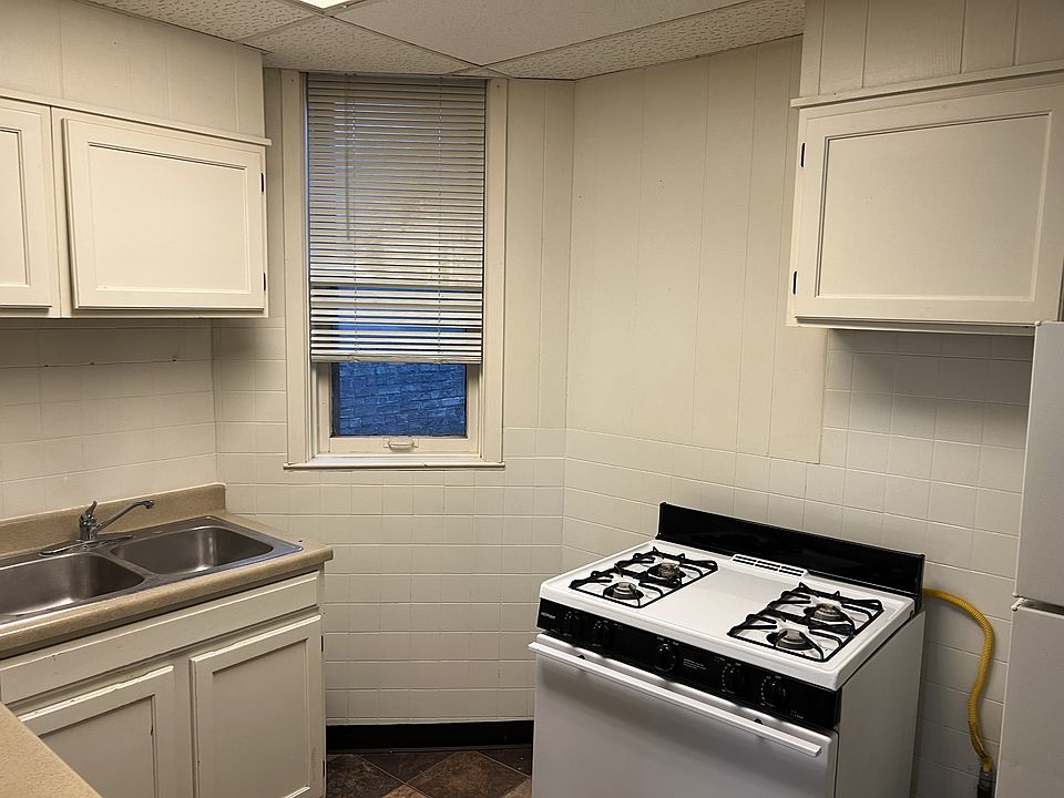 2nd image of 408 N Broadway Dr