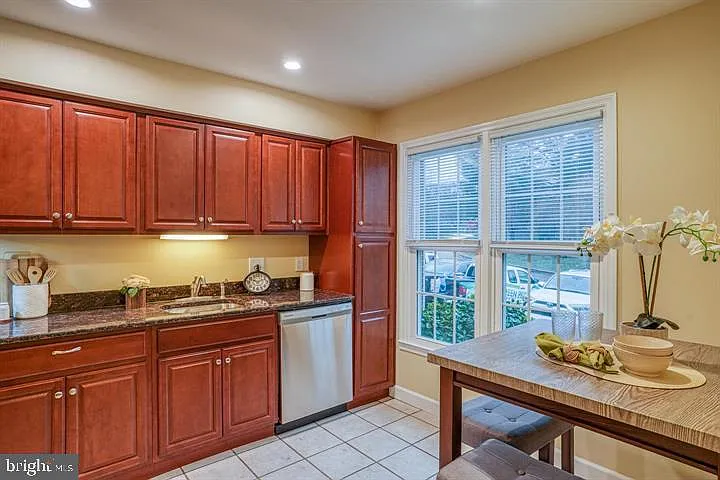 807 Stockbridge Dr — Photo 3