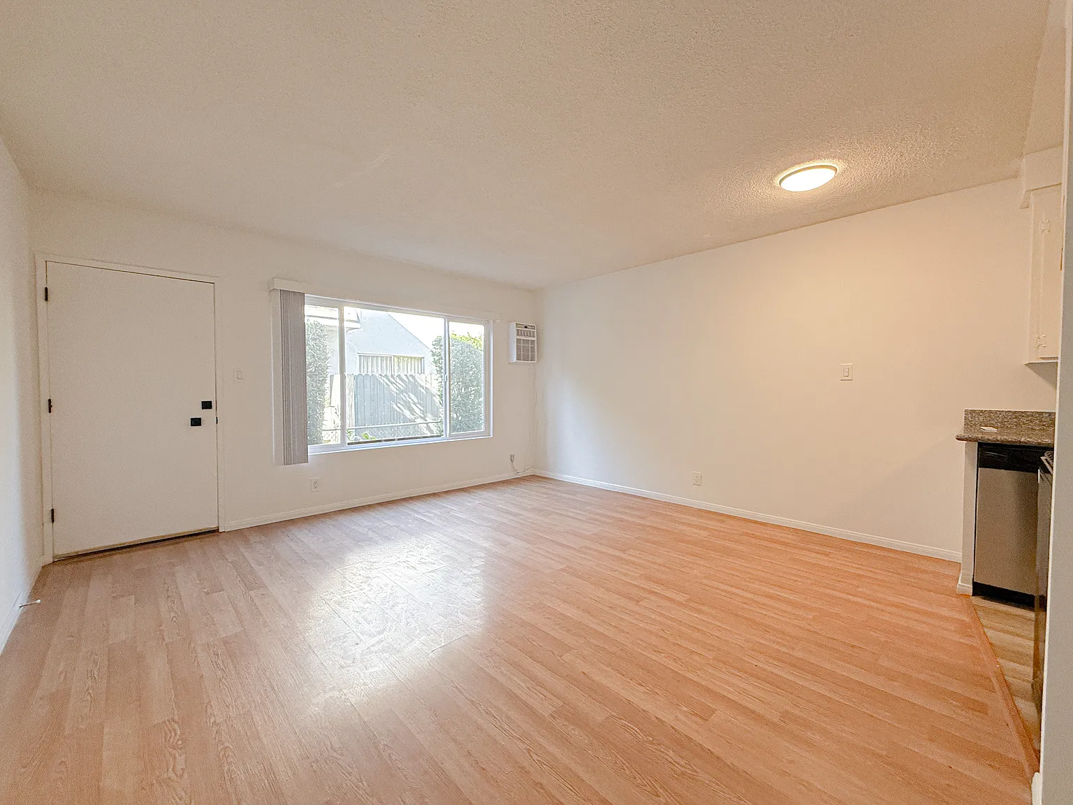1613 Barry Ave — Photo 2