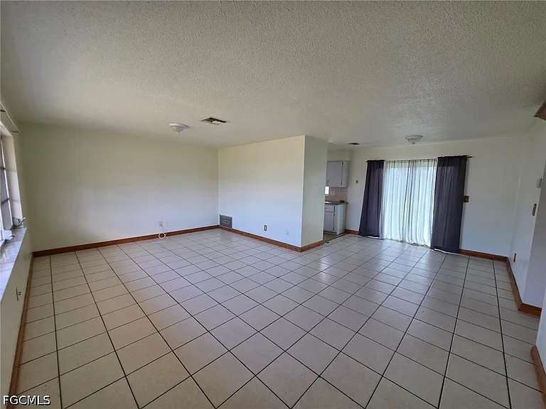 1507 Markdale St E — Photo 3