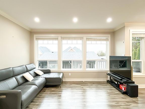 3rd image of 910 Delestre Ave #101