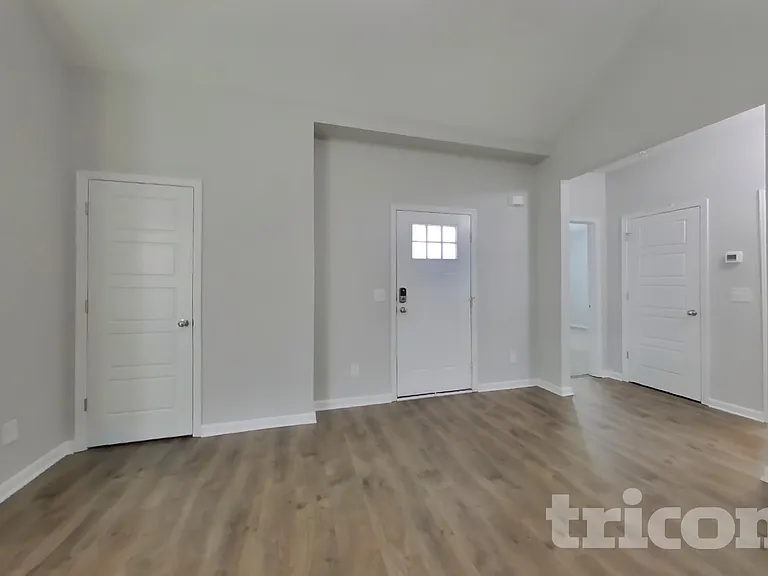 713 W Coker Way — Photo 2