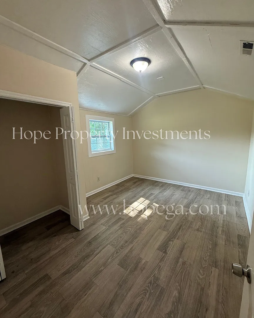 Senoia- 26506 Highway 85 2 Bedroom 1 Bath On 2 Acre Lot — Photo 2