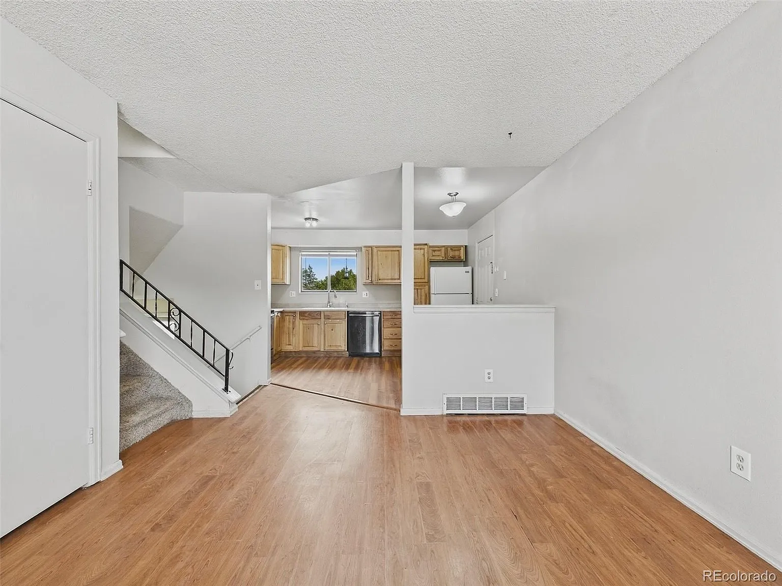3 bed, 1.5 bath, 1568 sqft, $2,600 — Photo 3