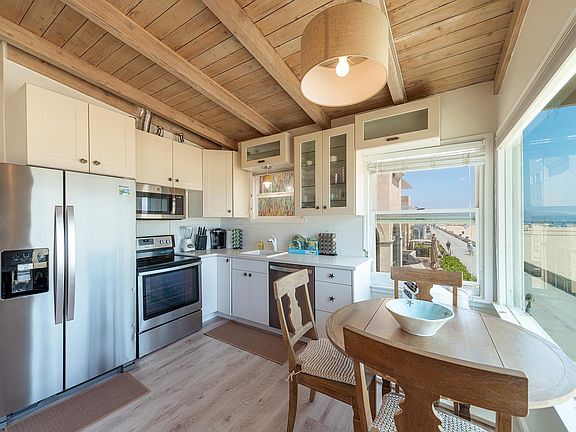 Dine to panoramic ocean view from Palos Verdes to Malibu.