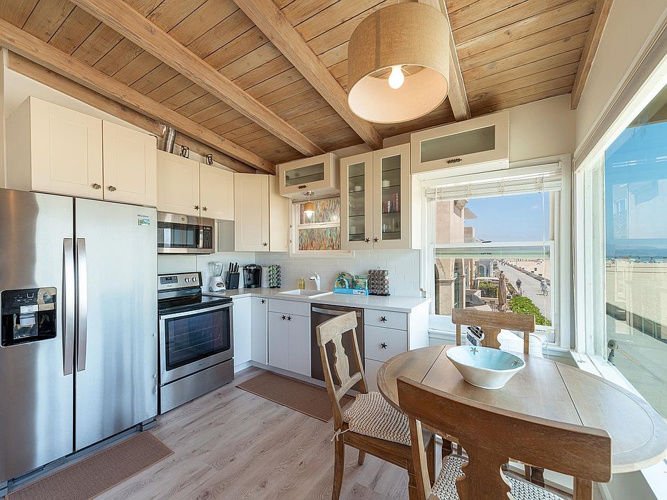 Dine to panoramic ocean view from Palos Verdes to Malibu.