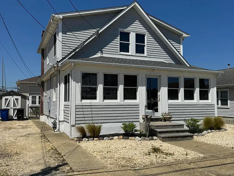 107 Bond Ave — Photo 1