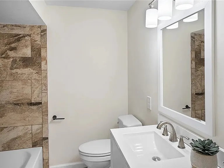 660 Warren St #4 — Photo 8