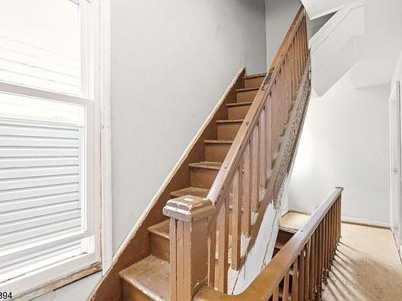 5th image of 187 2Nd St