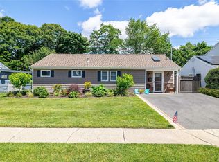 36 N Millpage Dr, Bethpage, NY 11714
