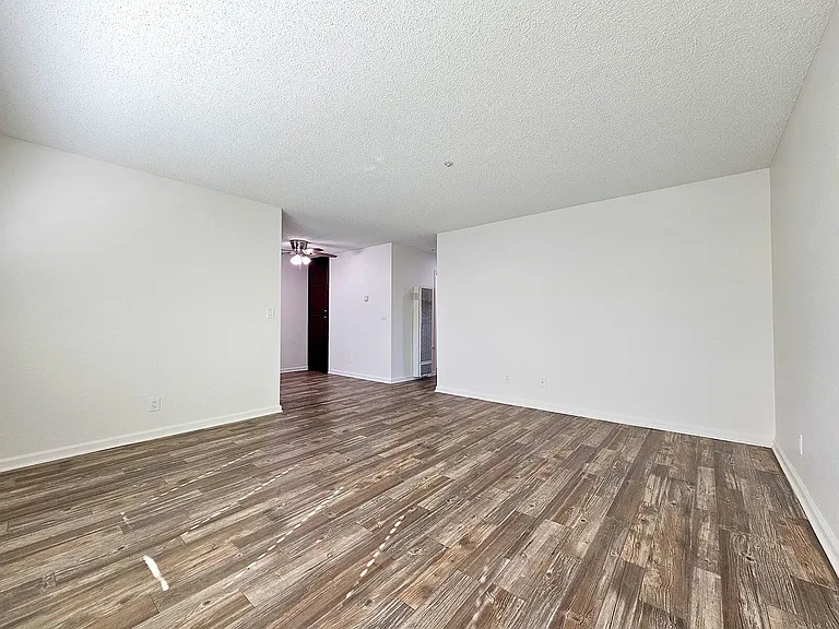Newport Gardens Apartments — Photo 11