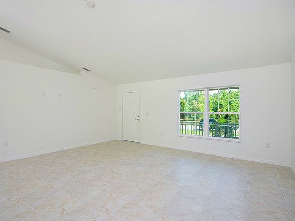 4th image of 554 Elizabeth St SE