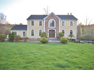 2 Sycamore Ln, Putnam Valley, NY 10579