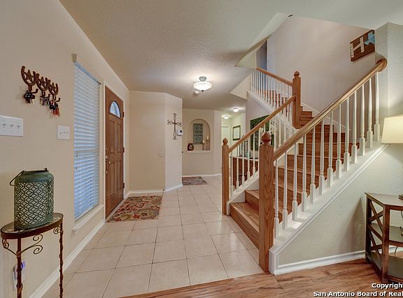 2nd image of 506 Bandera Cir