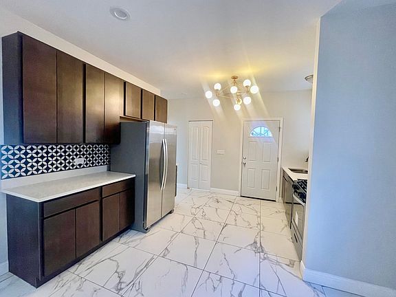 4th image of 2357 W Chase Ave #1E