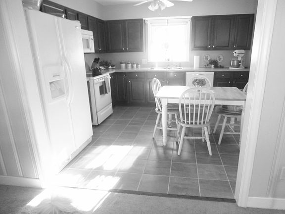 4th image of 2560 Dare St