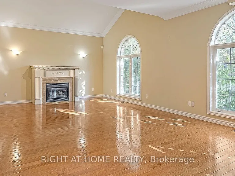 307 Sheridan Ct — Photo 3