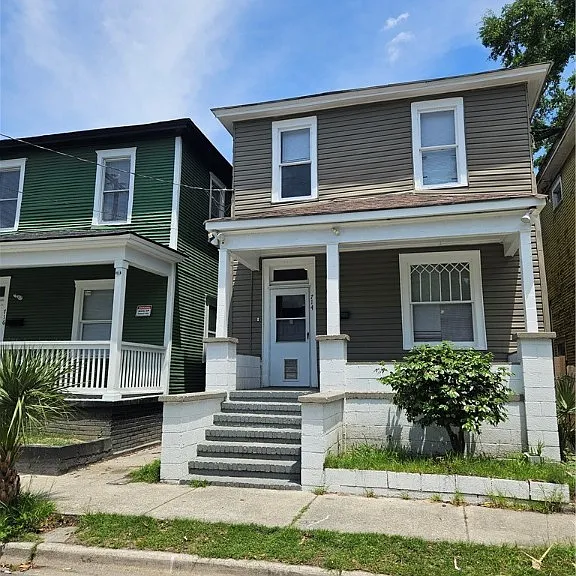 714 W 38th St — Photo 2