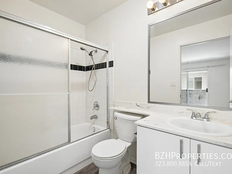 870 Crenshaw — Photo 22