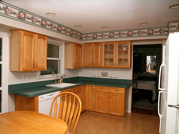 3rd image of 6 Dogwood Dr